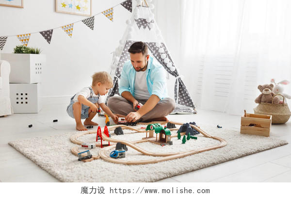 快乐的家庭父子一起玩玩具铁路